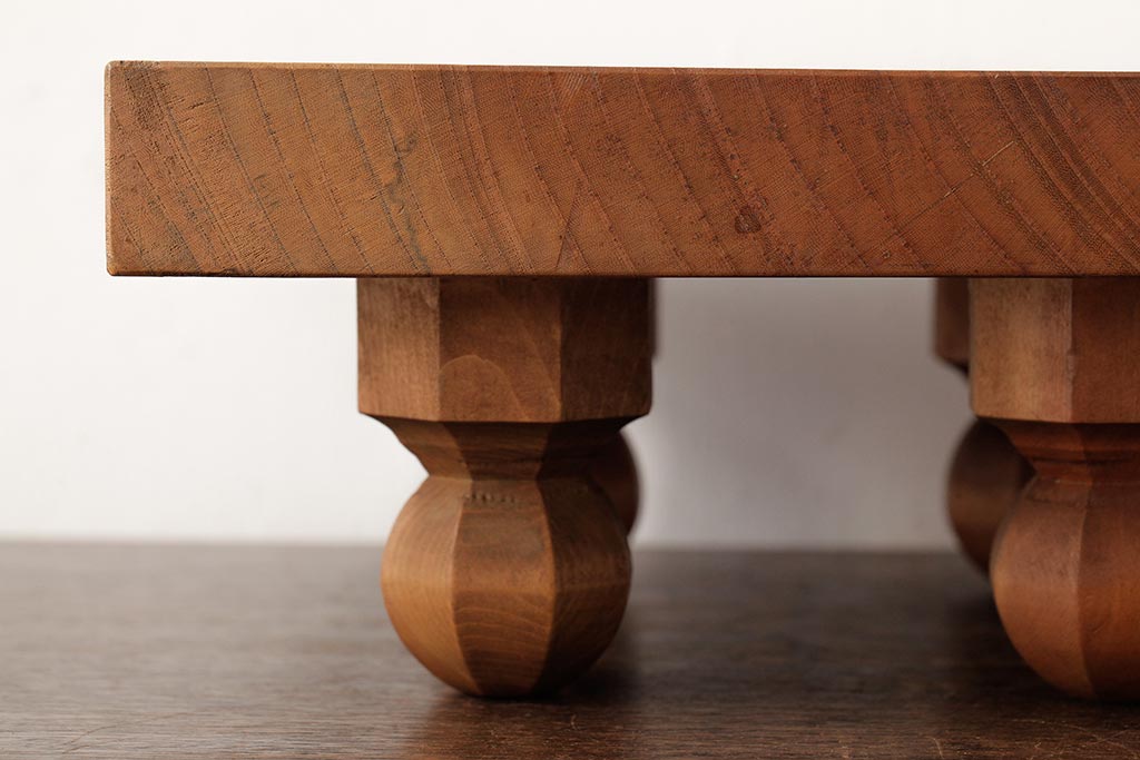 レトロ雑貨　脚のデザインが印象的な明るい木色の将棋盤(花台、飾り台)(R-039548)