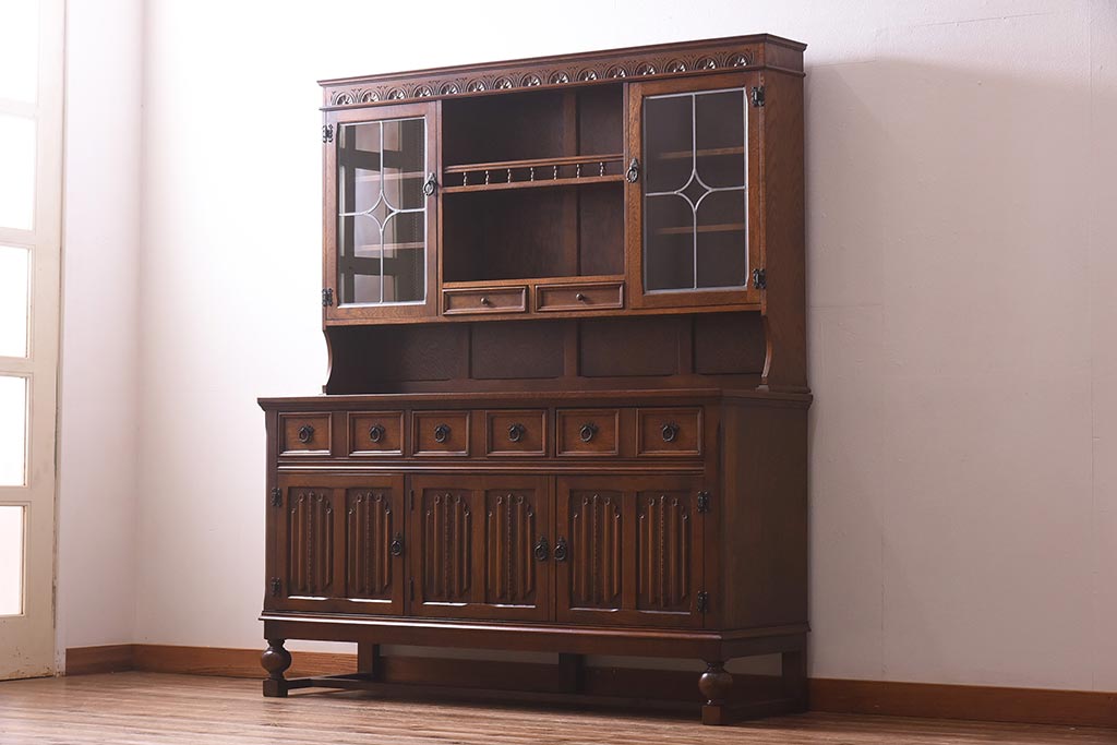 中古 イギリスアンティーク家具風 クラシカルなデザインが魅力の食器棚