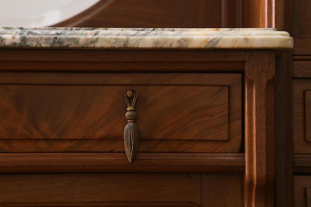 アンティーク家具　フランスアンティーク　ウォールナット材　大理石　上手物!ラウンド型のミラーが目を惹く高級感漂うキャビネット(収納棚、飾り棚、ウォッシュスタンド)(R-039726)