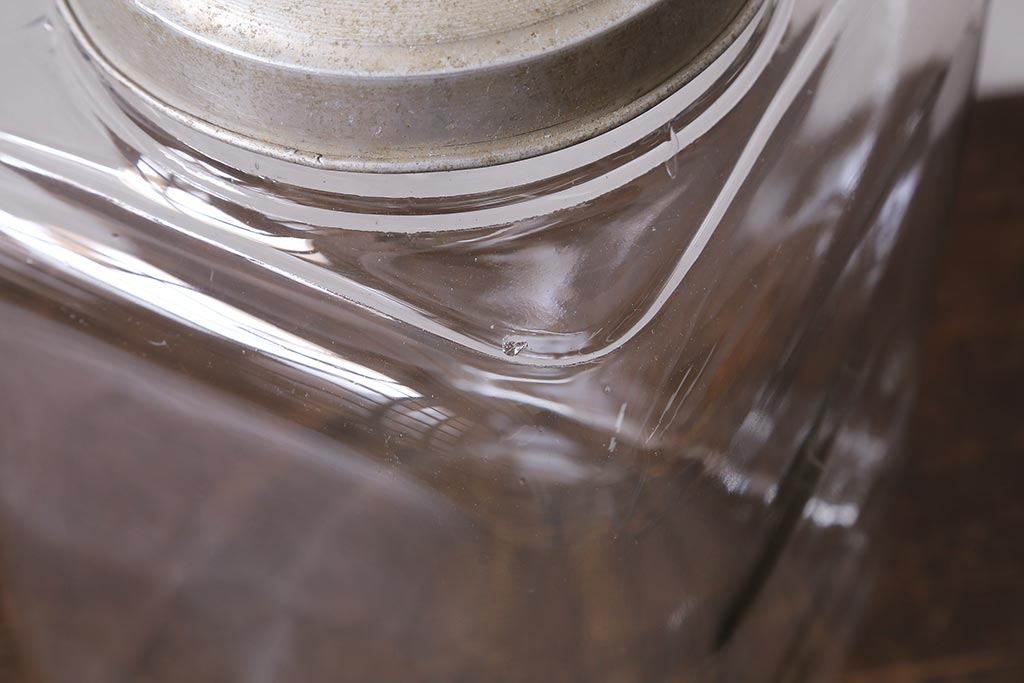 レトロ雑貨　丸みを帯びたシルエットがレトロなガラス瓶(ガラスビン、角瓶)(R-039878)
