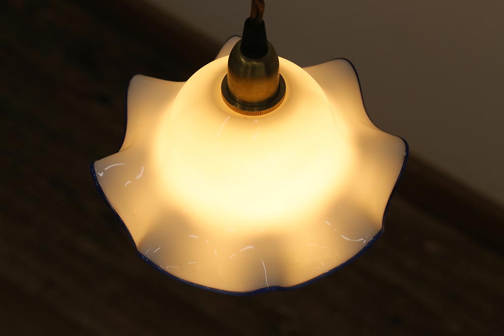 イギリスヴィンテージ照明　青縁フリルがおしゃれなミルクガラスペンダントライト(ランプシェード、天井照明、ビンテージ)(R-039908)