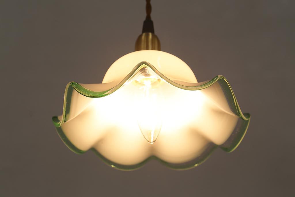 イギリスヴィンテージ照明　爽やかな緑縁フリルのミルクガラスペンダントライト(ランプシェード、天井照明、ビンテージ)(R-039910)