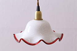 イギリスヴィンテージ照明　赤縁フリルが目を引くミルクガラスペンダントライト(ランプシェード、天井照明、ビンテージ)(R-039912)