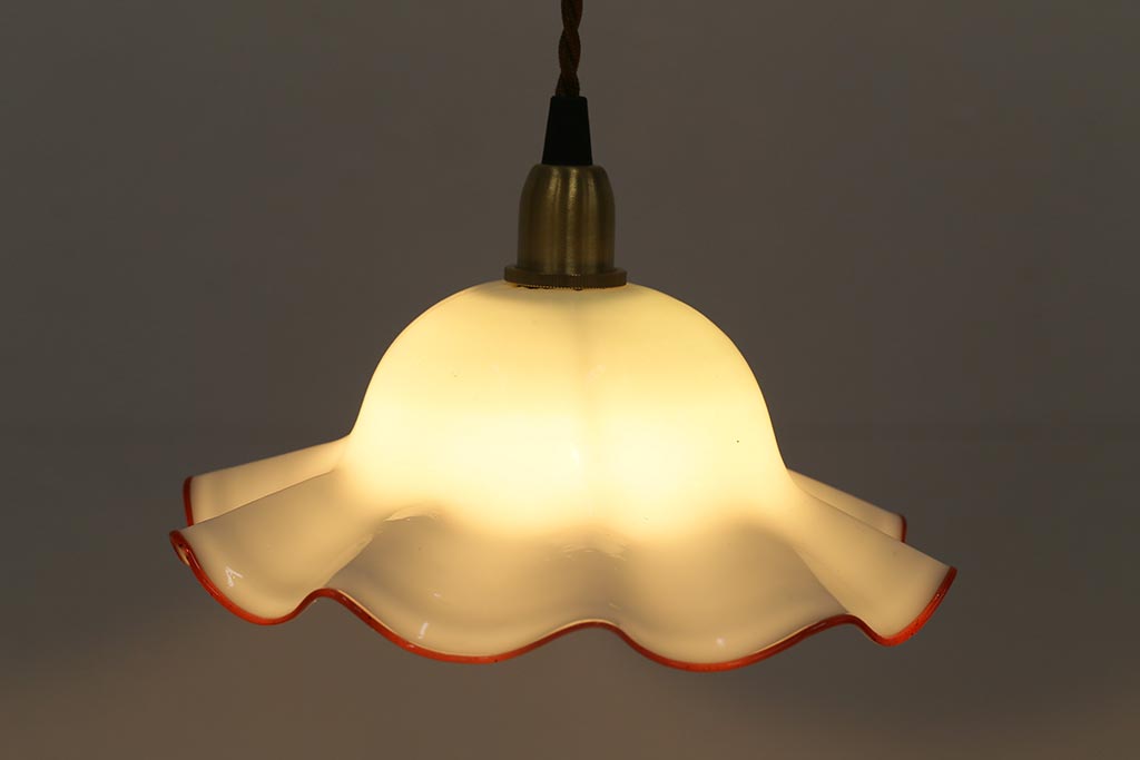 イギリスヴィンテージ照明　愛らしい赤縁フリルのミルクガラスペンダントライト(ランプシェード、天井照明、ビンテージ)(R-039913)