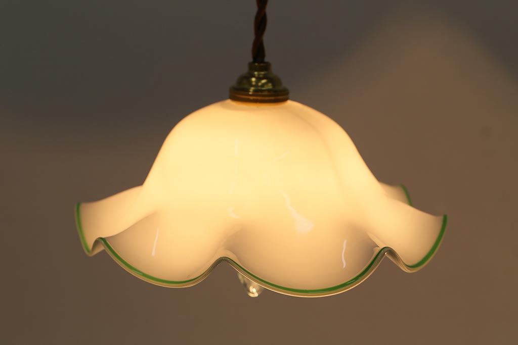 ヴィンテージ照明　イギリスビンテージ　緑色の縁が爽やかなミルクガラスペンダントライト(ランプシェード、天井照明)(R-039922)