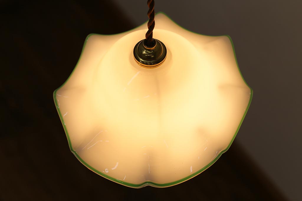 ヴィンテージ照明　イギリスビンテージ　緑色の縁が爽やかなミルクガラスペンダントライト(ランプシェード、天井照明)(R-039922)