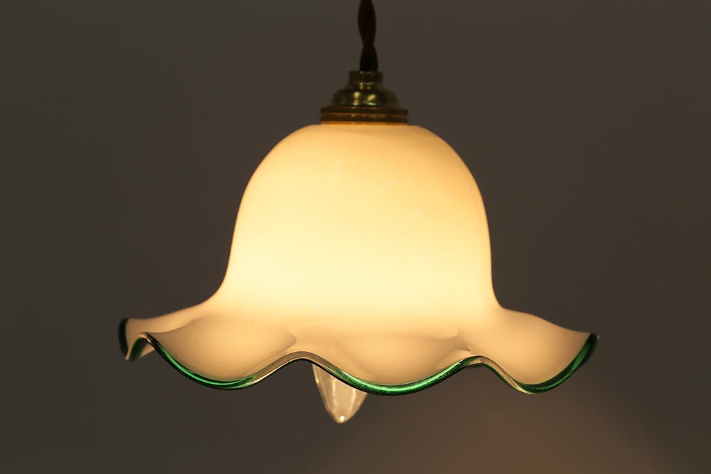ヴィンテージ照明　イギリスビンテージ　深みのある緑色の縁がミルクガラスに映えるペンダントライト(ランプシェード、天井照明)(R-039923)