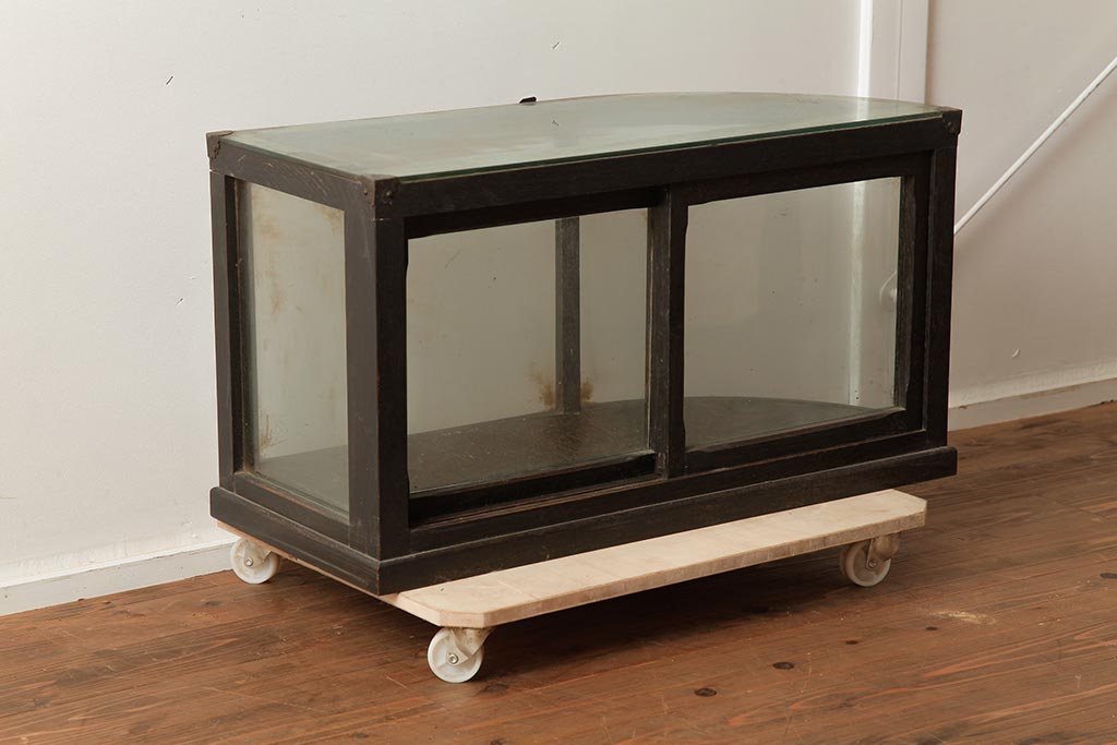 アンティーク家具　Rガラス　ナラ材　シンプルで小ぶりなガラスケース(ショーケース、飾り棚、陳列棚、曲げガラス)(R-040152)