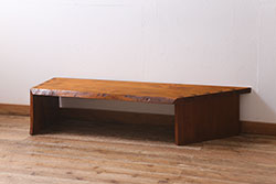 ビンテージ家具　サクラ材耳付き　個性的な台形センターテーブル(ローテーブル、座卓)(R-040162)