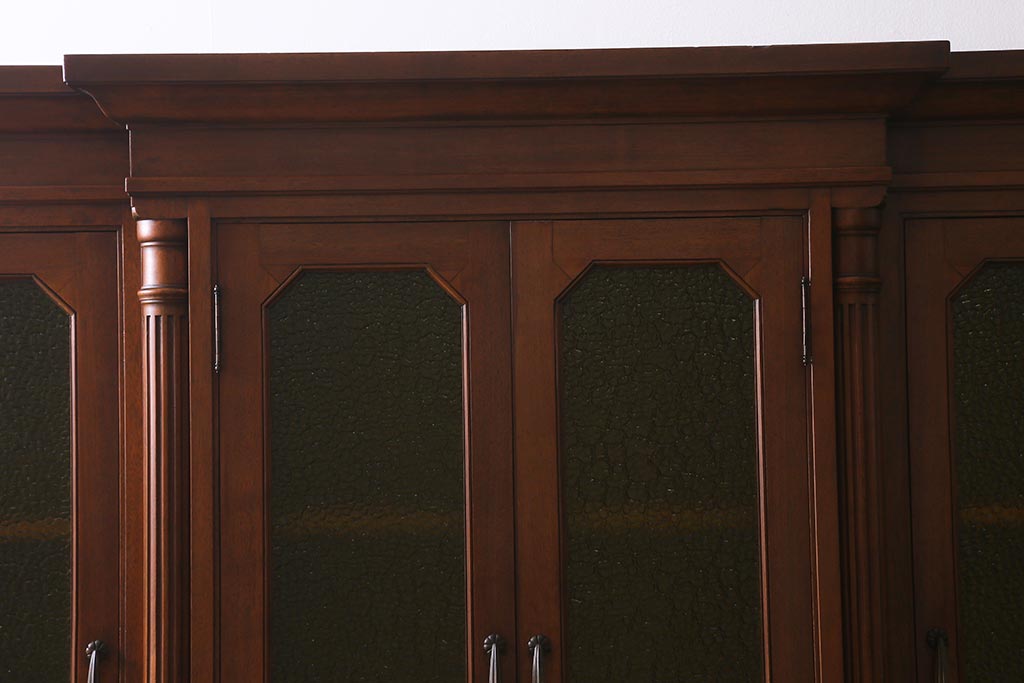 ヴィンテージ家具　フランスビンテージ　マホガニー材　色付きガラス　エレガントな佇まいが魅力のカップボード(食器棚、キャビネット、収納棚、戸棚)(R-040238)
