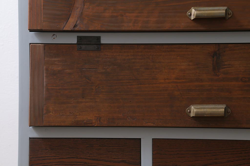 ラフジュ工房オリジナル　古材リメイク　ペイント家具　引き出し付き　パタパタ扉のおしゃれな脚付き下駄箱(収納棚)(R-040241)