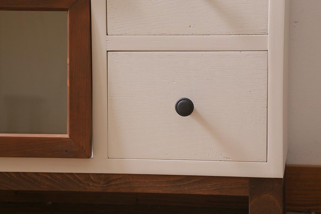 ラフジュ工房オリジナル　古材使用　リメイク家具　ペイント　バイカラーがレトロなパタパタ扉のキャビネット(収納棚、リビングボード)(R-040255)