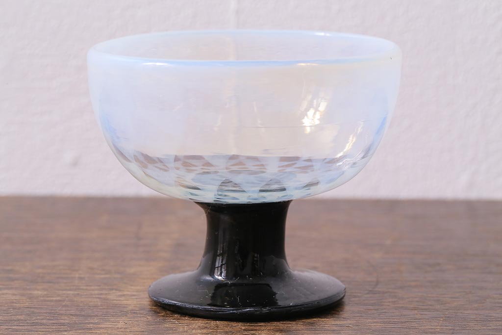 アンティーク雑貨　大正期　乳白鱗紋エナメル脚　碗形氷コップ(和ガラス)(R-040488)