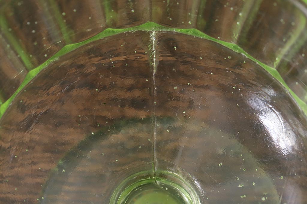 アンティーク雑貨　昭和初期　プレスガラス　ウランガラスのレトロな氷コップ(R-040504)