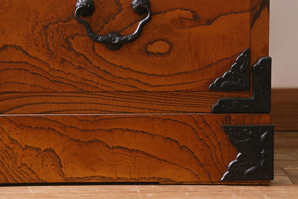 中古　伝統工芸　岩谷堂箪笥　天板栗材　美しい杢目と黒い金具が魅力の整理箪笥(衣装箪笥、引き出し、和タンス)(R-040605)
