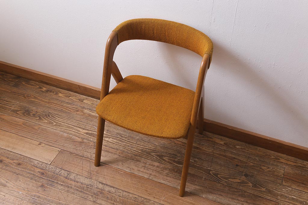 ヴィンテージ家具　北欧ビンテージ　温かみのある黄色のファブリックが素敵なダイニングチェア(椅子)(R-040614)