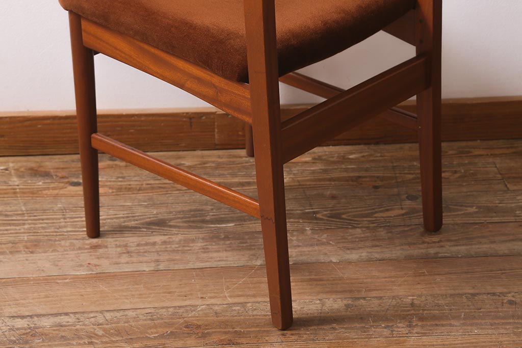 ヴィンテージ家具　北欧ビンテージ　チーク材　レトロで温かな雰囲気漂うダイニングチェア(椅子、ワークチェア)(R-040647)