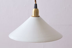 アンティーク照明　シンプルなデザインが取り入れやすいミルクガラスのペンダントライト(天井照明、シェード)(R-040692)