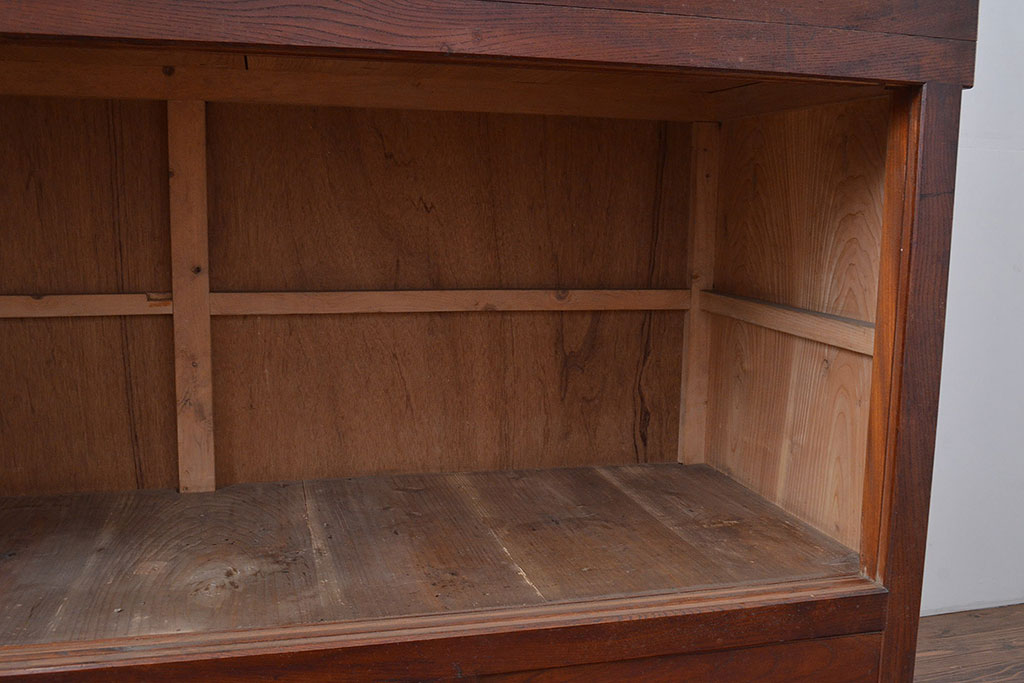 和製アンティーク　前面ケヤキ材　重厚感のある佇まいが魅力的な引き出し付きの収納棚(水屋箪笥、収納箪笥、サイドボード)(R-040764)