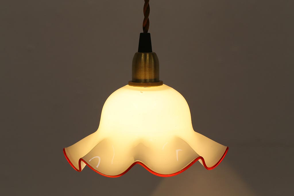 ヴィンテージ照明　イギリスビンテージ　小振りな赤縁フリルのミルクガラスペンダントライト(ランプシェード、天井照明)(R-040798)