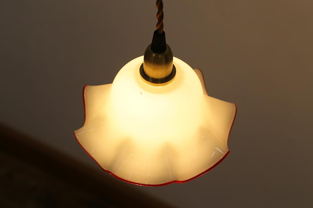 ヴィンテージ照明　イギリスビンテージ　小振りな赤縁フリルのミルクガラスペンダントライト(ランプシェード、天井照明)(R-040798)