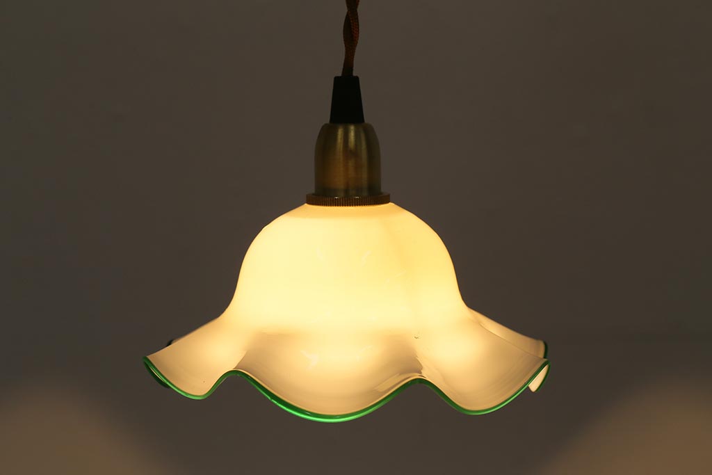 ヴィンテージ照明　イギリスビンテージ　小振りな緑縁フリルのミルクガラスペンダントライト(ランプシェード、天井照明)(R-040804)