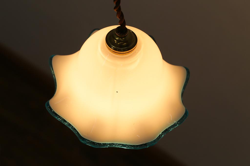 ヴィンテージ照明　イギリスビンテージ　小振りな水色縁フリルのミルクガラスペンダントライト(ランプシェード、天井照明)(R-040807)