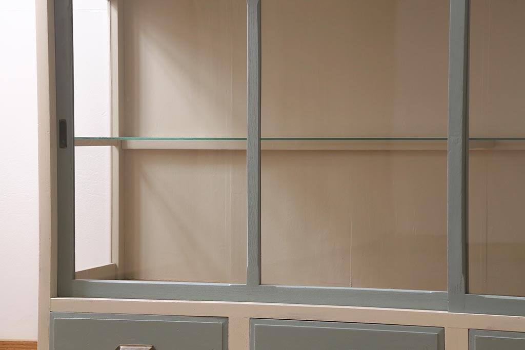 ペイント家具　大正昭和初期　三方ガラス　天板リメイク　フレンチスタイルにおすすめなガラスケース(ショーケース、陳列棚、飾り棚)(R-040936)