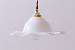 イギリスヴィンテージ照明　乳白色フリルシェードのペンダントライト(ランプシェード、天井照明、ビンテージ)(R-041011)