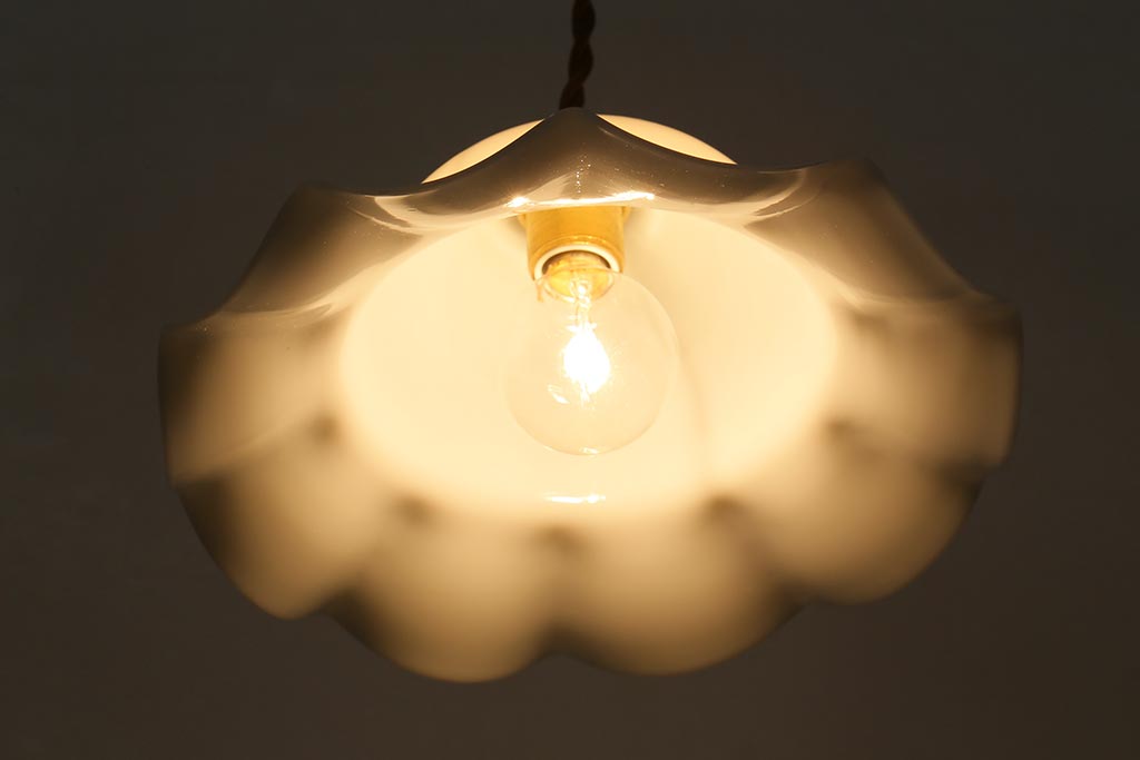 イギリスヴィンテージ照明　乳白色フリルシェードのペンダントライト(ランプシェード、天井照明、ビンテージ)(R-041013)