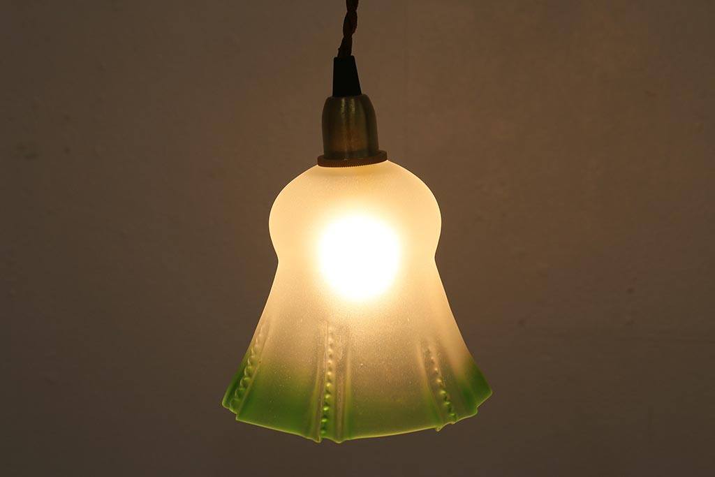 ヴィンテージ照明　イギリスビンテージ　フロストガラス　グリーンカラーがアクセントの小振りなペンダントライト(天井照明、シェード、吊り下げ照明)(R-041030)