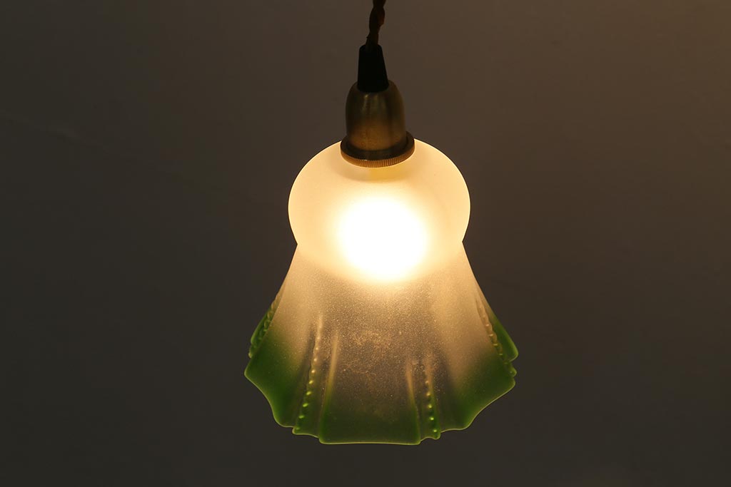 ヴィンテージ照明　イギリスビンテージ　フロストガラス　グリーンカラーがアクセントの小振りなペンダントライト(天井照明、シェード、吊り下げ照明)(R-041030)