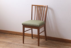 イギリスアンティーク　気品漂う優美な装飾が魅力のウォールナット材製キャスター付きナーシングチェア(椅子、ダイニングチェア)(R-049369)