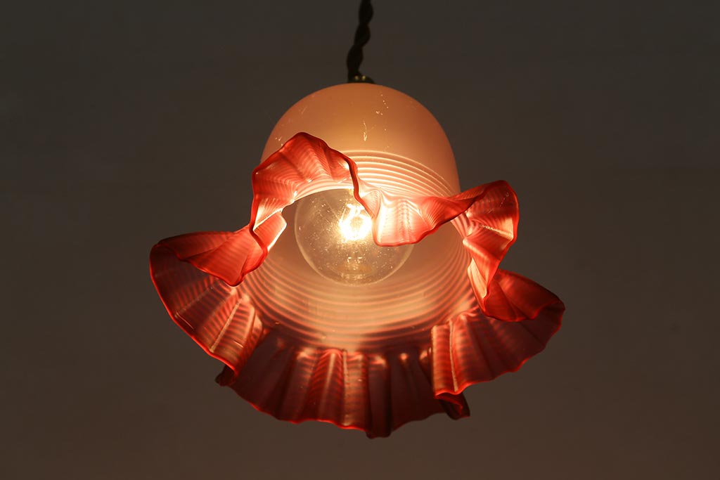 アンティーク照明　イギリスアンティーク　フリルがかわいらしいクランベリーシェードのペンダントライト(天井照明、吊り下げ照明)(R-041180)