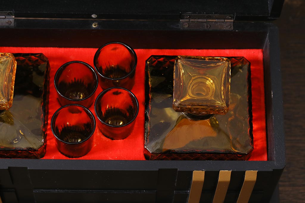 ヴィンテージ雑貨　箱付き　PASSED JGIA　アンバーガラスのデキャンタとショットグラスのセット(酒器、オルゴール、ビンテージ)(R-041336)