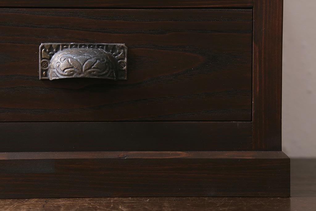 ラフジュ工房オリジナル　古金具リメイク　前板栗材　ヒノキ材　シックな引手の小引き出し(小物収納)(R-041360)