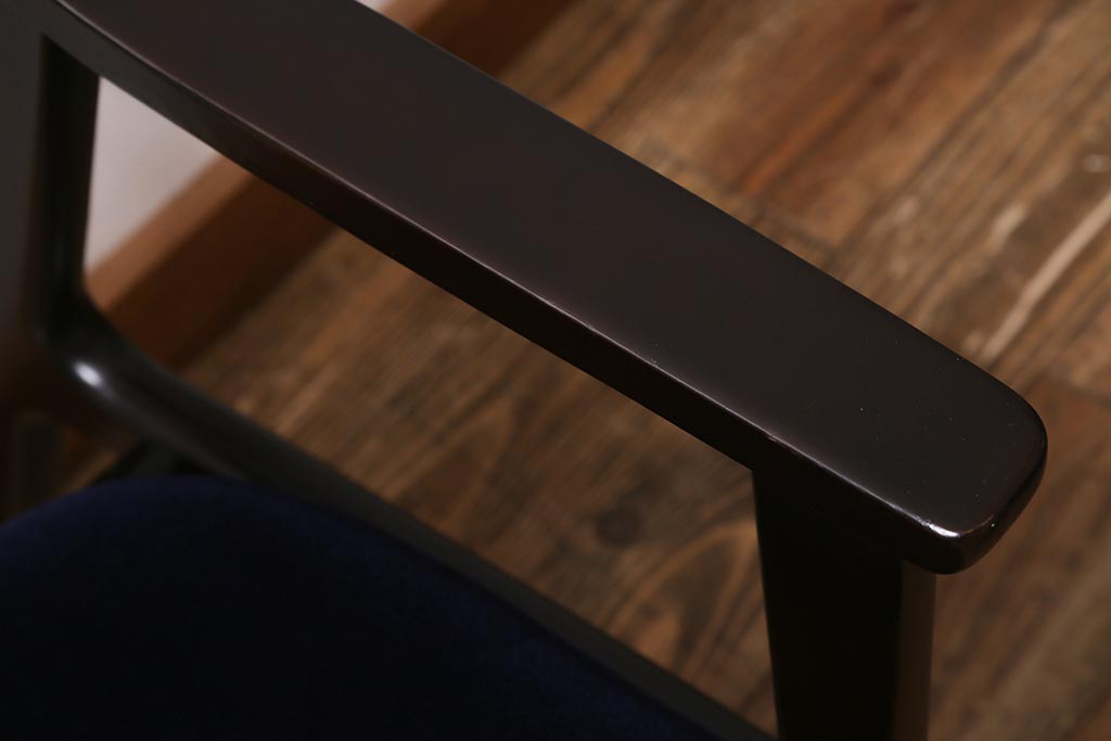 ヴィンテージ家具　落ち着きのある色味が魅力のシックなアームチェア(ダイニングチェア、椅子、ビンテージ)(R-041371)
