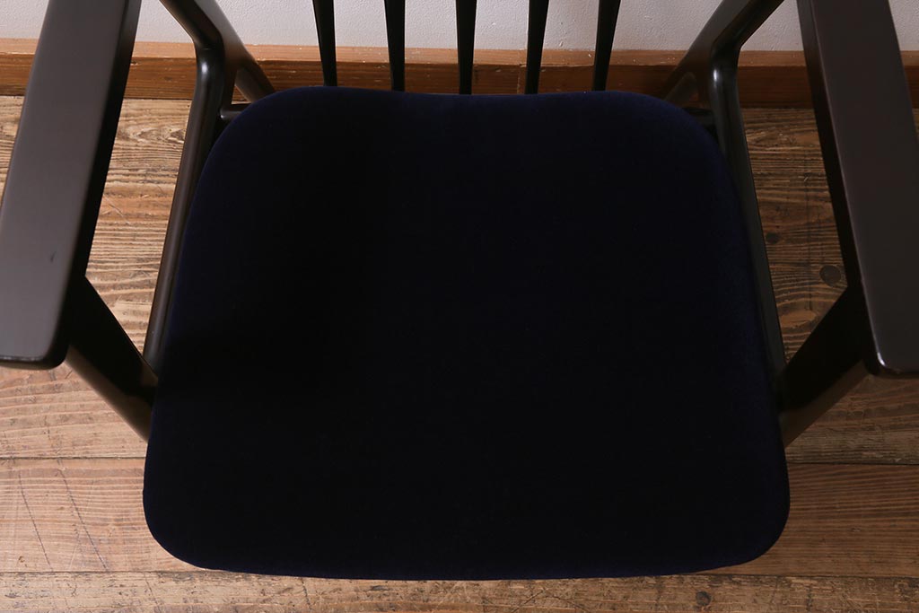 ヴィンテージ家具　落ち着きのある色味が魅力のシックなアームチェア(ダイニングチェア、椅子、ビンテージ)(R-041371)