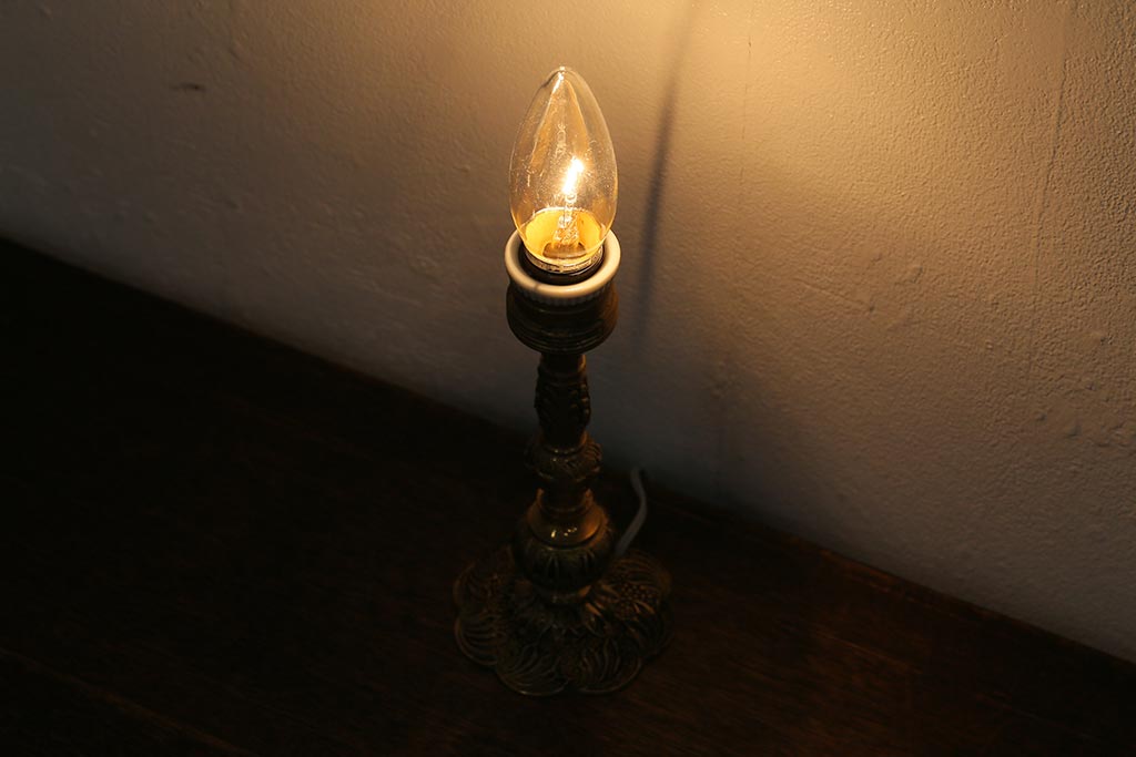 ヴィンテージ照明　真鍮製　クラシカルな雰囲気漂うテーブルランプ(スタンドライト、卓上照明、ビンテージ)(R-041379)
