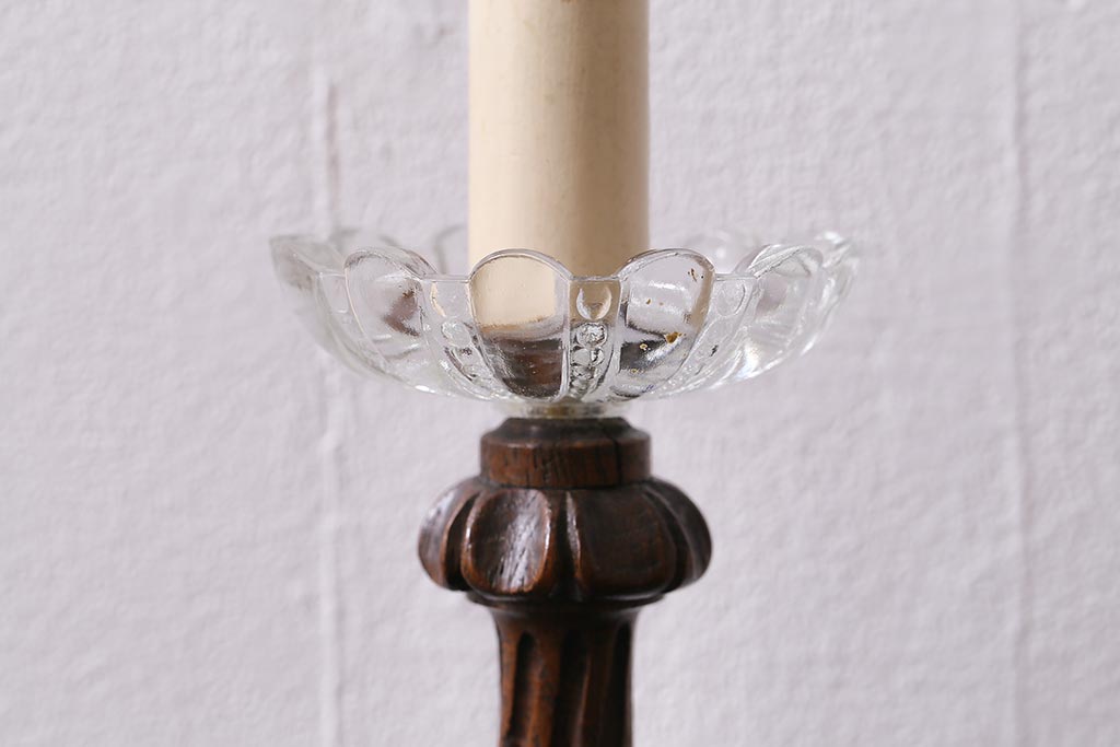 アンティーク照明　キャンドル型　レリーフがおしゃれな木製のテーブルランプ(スタンドライト、卓上照明)(R-041382)