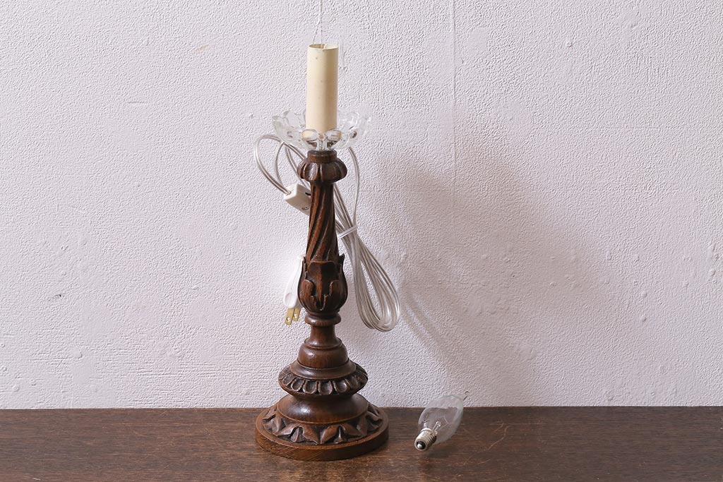 アンティーク照明　キャンドル型　レリーフがおしゃれな木製のテーブルランプ(スタンドライト、卓上照明)(R-041382)
