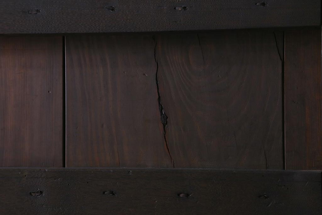 アンティーク建具　和製アンティーク　鋲付き　鉄板付き　特大　重厚で味わい深い鉄製蔵戸(鉄扉、引き戸、玄関戸)(R-041625)