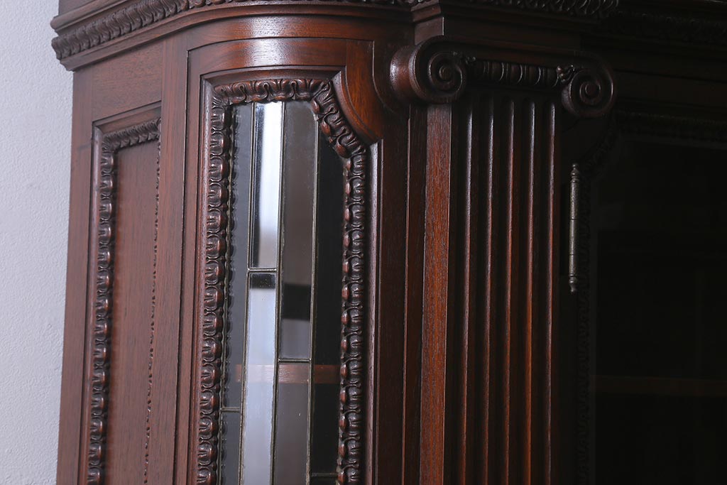 アンティーク家具　フランスアンティーク　マホガニー材　芸術作品のような彫刻が見事な飾り棚(食器棚、カップボード、収納棚)(R-041633)