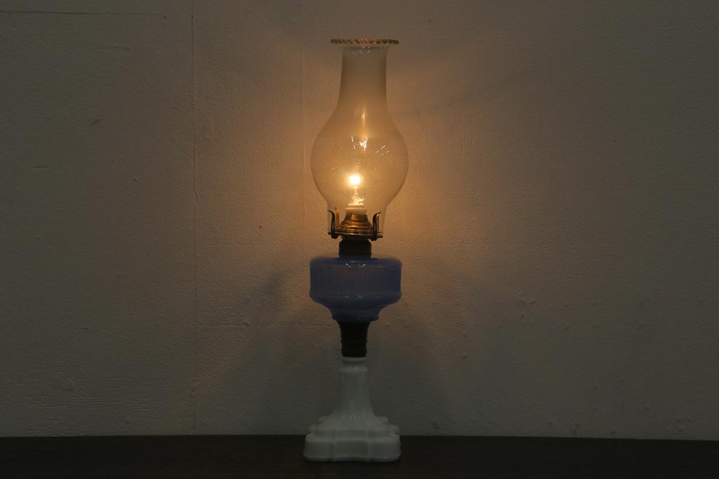 アンティーク照明　昭和初期　オイルランプ型　くすんだブルーのガラスがお洒落なテーブルランプ(スタンドライト、卓上照明)(R-041712)