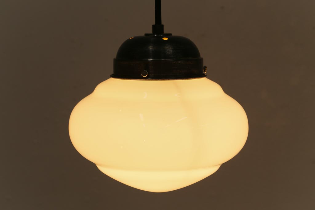 アンティーク照明　昭和レトロ　なめらかなフォルムが上品な雰囲気を醸し出す天井照明(吊り下げ照明、ペンダントライト)(R-041737)