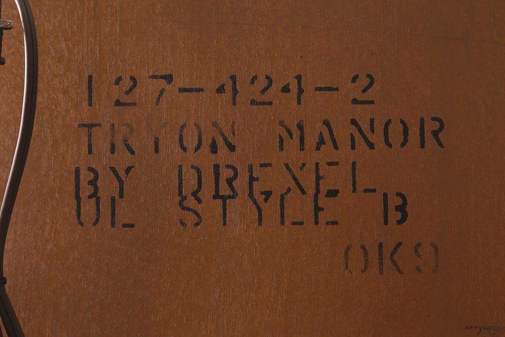 中古　DREXEL HERITAGE(ドレクセルヘリテイジ)　TRYON MANOR(トライオンメナー)　格調高い佇まいが魅力の飾り棚(キャビネット、食器棚、収納棚)(定価約98万円)(R-041755)