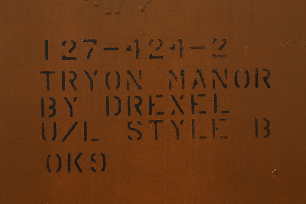 中古　DREXEL HERITAGE(ドレクセルヘリテイジ)　TRYON MANOR(トライオンメナー)　格調高い佇まいが魅力の飾り棚(キャビネット、食器棚、収納棚)(定価約98万円)(R-041755)