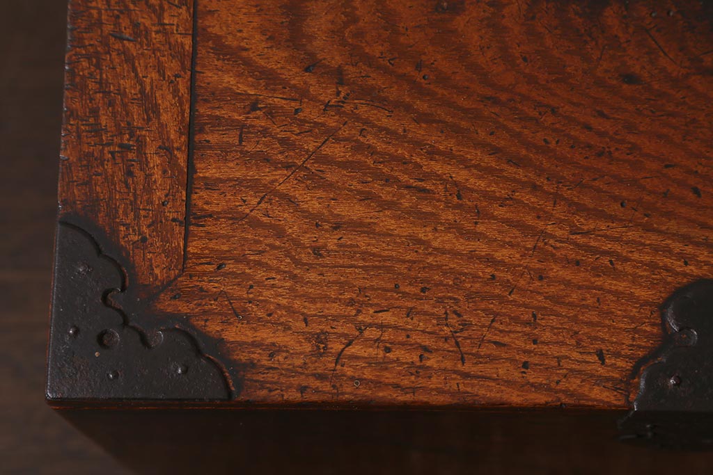 アンティーク家具　古民具・骨董　総欅(ケヤキ)材　漆塗り　存在感のある金具が魅力の硯箱(小引き出し)(R-042009)