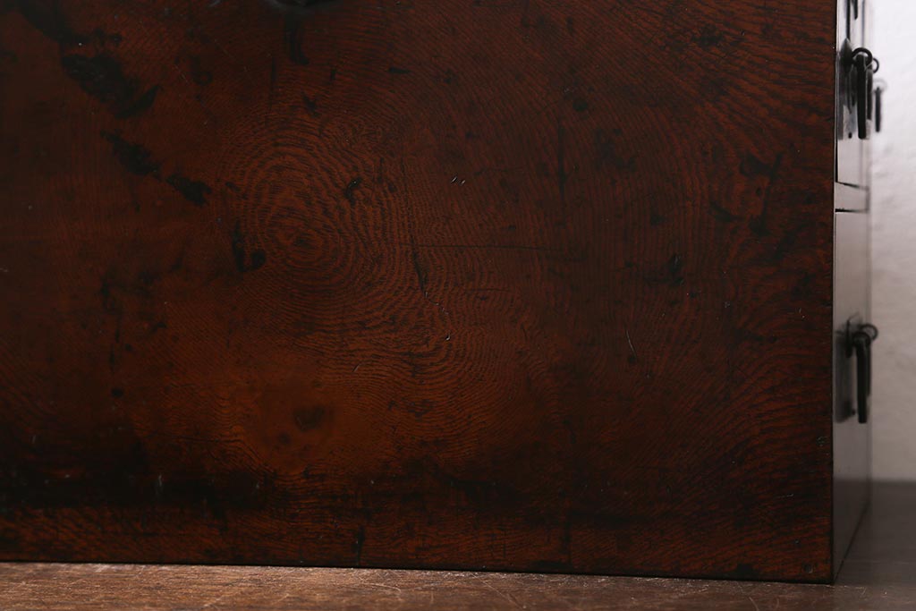 アンティーク家具　古民具・骨董　総欅(ケヤキ)材　漆塗り　存在感のある金具が魅力の硯箱(小引き出し)(R-042009)
