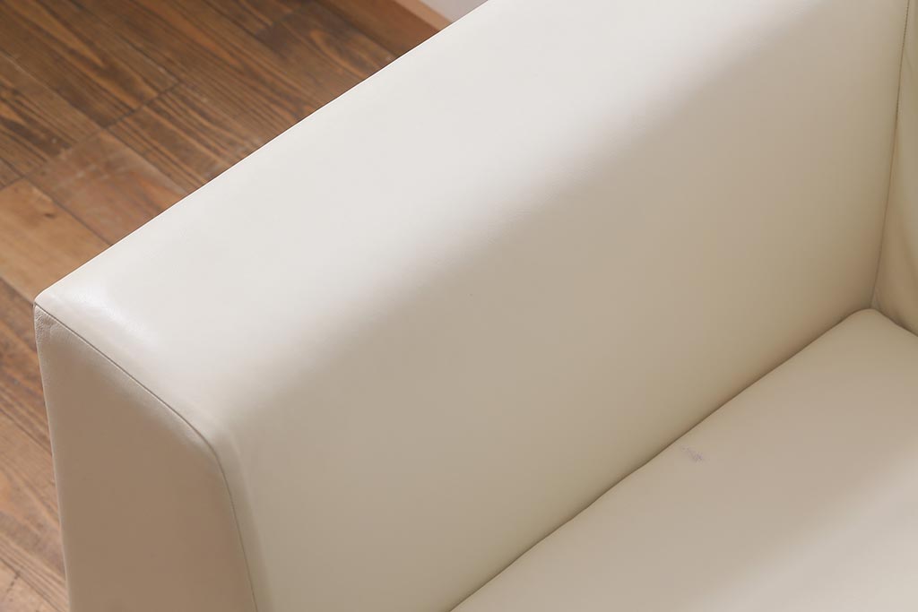 展示品　IDC大塚家具　リンレイ(LINLEY)　ヘリックス　木製脚　本革　ホワイトカラーの二人掛けソファ(定価約147万円)(R-042045)